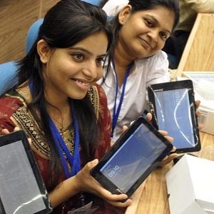 Post thumbnail of 2,000ルピー（約3,500円）の超低価格タブレット 「New Aakash Tablet」発表、2012年4月にインドで発売