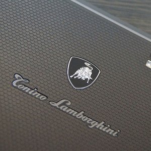 Post thumbnail of 高級車メーカー「ランボルギーニ」のブランドタブレット「L2800」がロシアで発表、価格75,000ルーブル（約183,000円）