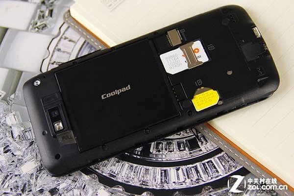 中国 Coolpad (酷派)、3G通信に対応した2つのスロットを搭載するデュアル SIM 対応スマートフォン「Coolpad 8950」発表
