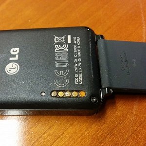 Post thumbnail of LG、Android Wear 搭載スマートウォッチ「LG G Watch」の充電ドック接点が汗などで腐食する問題