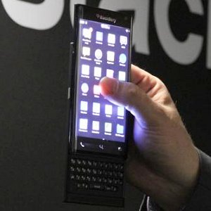 Post thumbnail of BlackBerry (ブラックベリー)、格納可能なスライド式の物理キーボード搭載 Android スマートフォン開発中、11月登場？（情報更新）